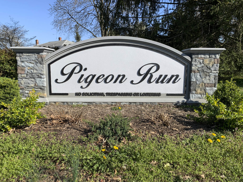 Pigeon Run Entry Sign